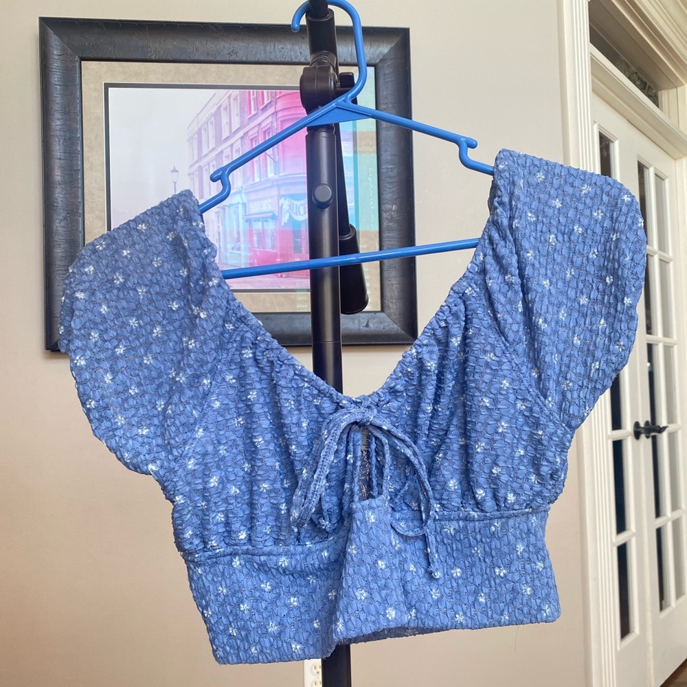 American Eagle- Blue floral crop top.